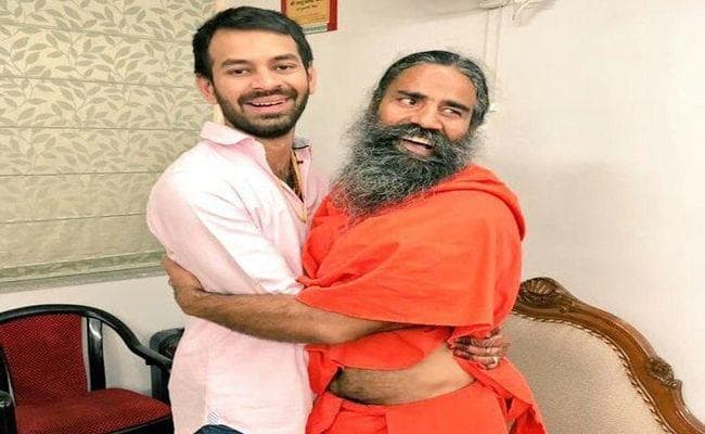 तेज प्रताप को गले लगाकर बाबा रामदेव ने दिया आशीर्वाद, लालू को योग करने की सलाह