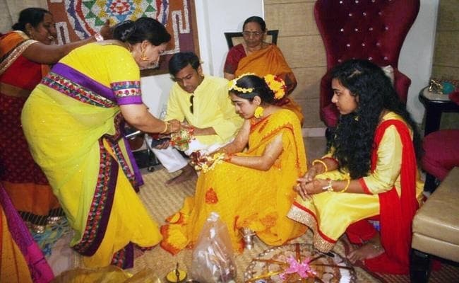 गंगा जमुनवा के निर्मल पानी शुभे हो, पारंपरिक गीत के साथ ऐश्वर्या के चुमावन और हल्दी की रस्म