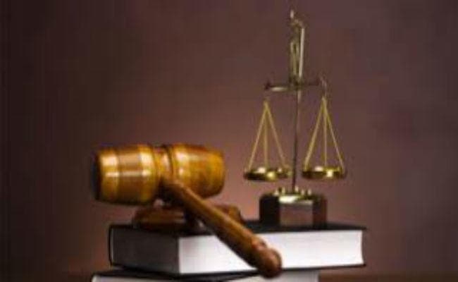 तेनुघाट : पत्नी ने कोर्ट परिसर में ही पति पर कर दी लात - घूसों की बारिश