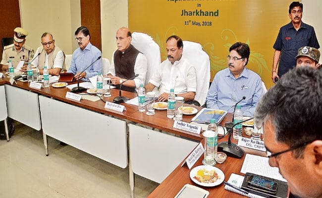 झारखंड : रांची में केंद्रीय गृहमंत्री राजनाथ सिंह ने की समीक्षा, कहा हथियार छोड़ें नक्सली