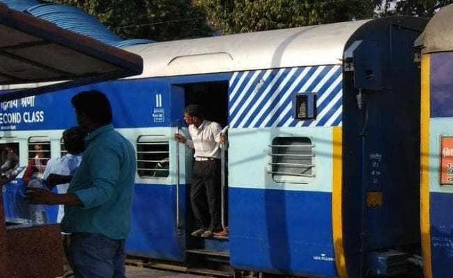 बिहार : लिच्छवी एक्सप्रेस पर गिरा हाईटेंशन तार, हादसा टला, जानें कौन-कौन ट्रेन हुई प्रभावित