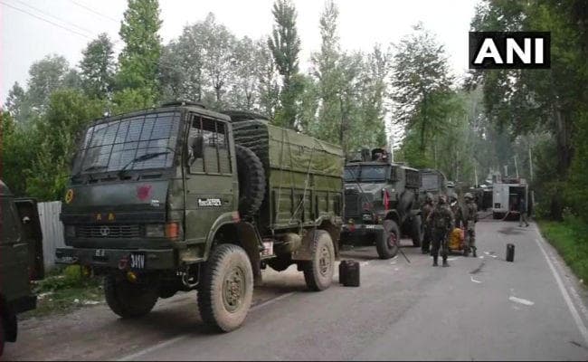 जम्मू-कश्मीर: पुलवामा में आतंकवादियों और सुरक्षाबलों के बीच मुठभेड़ जारी, एक जवान शहीद