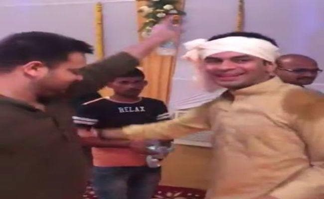 भाई तेज प्रताप के साथ हाथ में बोतल लेकर जमकर झूमे तेजस्वी यादव, देखें वीडियो