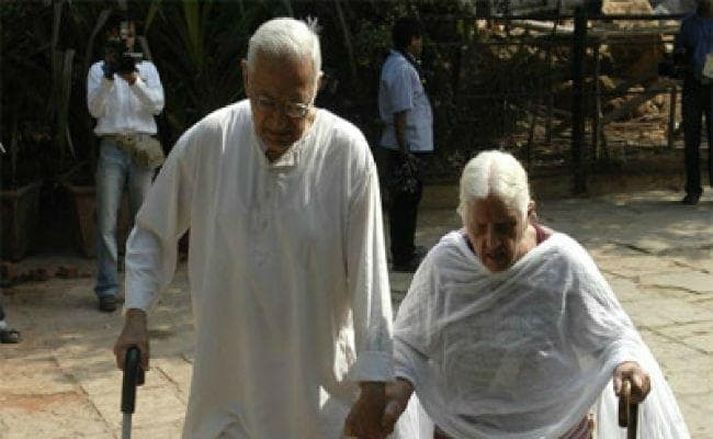 बुजुर्ग माता-पिता का साथ छोड़ने वाले बच्चों को हो सकती है छह महीने की जेल