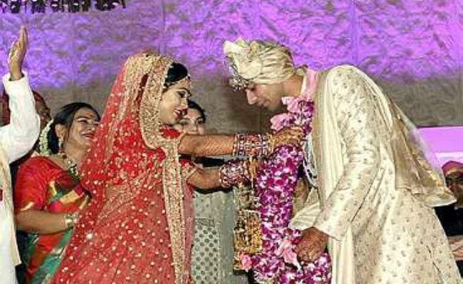 लालू प्रसाद के बेटे तेज प्रताप की शादी में हुआ जमकर हंगामा,  खाने पर टूट पड़ी भीड़, कैटरर के बर्तन लूटे