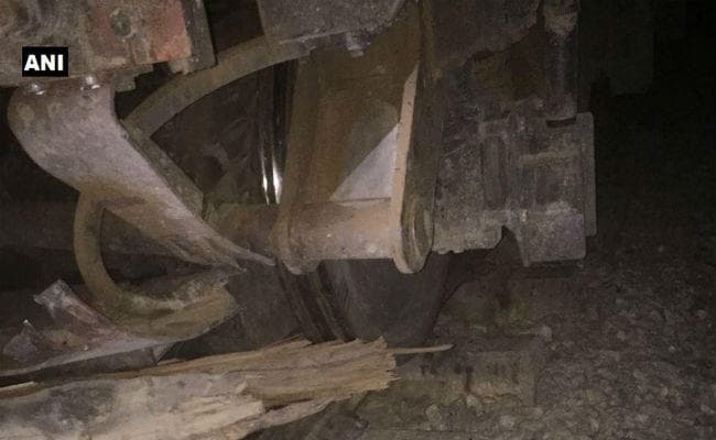 बाराबंकी में पटरी से उतरी पटना-कोटा एक्सप्रेस, मची चीख पुकार