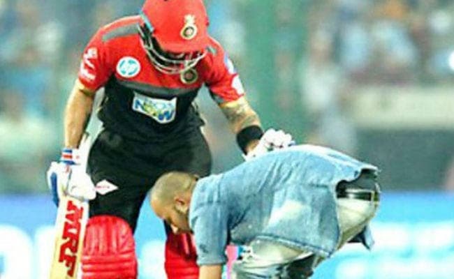 IPL 2018 : ये है विराट कोहली का क्रेजी फैन, पहुंचा मैदान में और छुए पैर फिर...