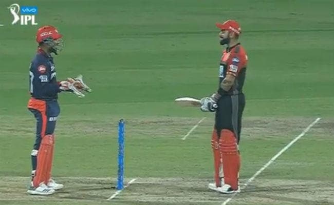 IPL 2018 : …और विकेटकीपर के सामने बल्ला लेकर खड़े हो गये विराट कोहली, जाने कारण और देखें VIDEO