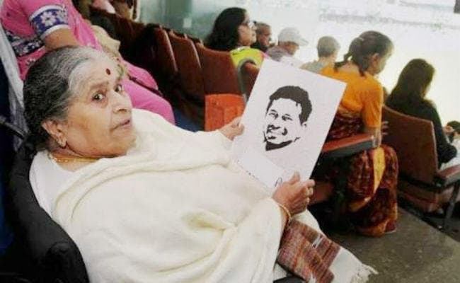 #MothersDay : मदर्स डे पर मास्‍टर ब्‍लास्‍टर सचिन ने याद किया अपनी मां को, किया ऐसा ट्वीट