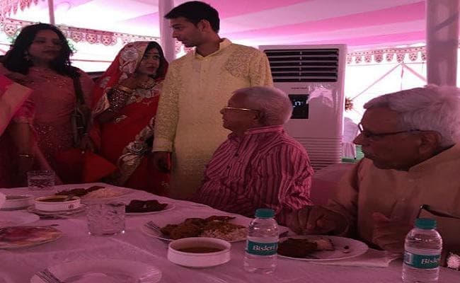 शादी के बाद समधी चंद्रिका राय के घर पहुंचे लालू ने लिया मछली-चावल का आनंद