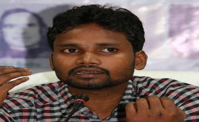 मदर्स डे पर अनुज लुगुन की कविता -  ''मेरी माँ, मैं और भेड़िये''