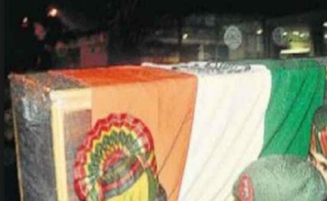 ...और इधर ''मदर्स डे'' पर बूढ़ी मां ने अपने शहीद बेटे को दिया कंधा