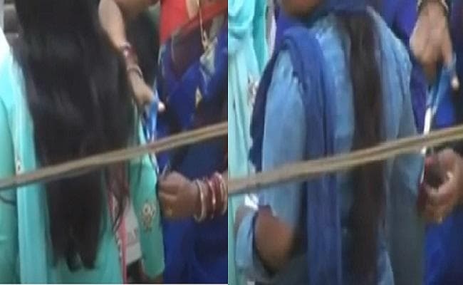बिहार में चौंकाने वाली घटना : परीक्षा में प्रवेश से पूर्व कैंची से काटी गयी लड़कियों की समीज के आस्तीन