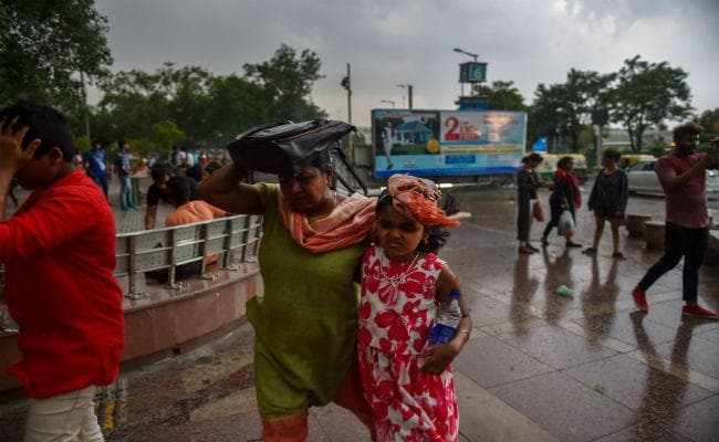 VIDEO : आंध्र प्रदेश में आंधी तूफान ने ली 8 की जान, दिल्‍ली में दो की मौत