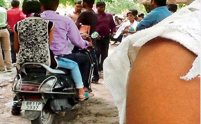 बिहार : परीक्षा देने आयी छात्राओं के फुल बांह के कपड़े कैंची से काटे, हुआ हंगामा