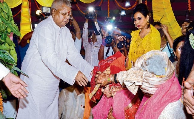 ...और लालू ने सपरिवार समधियाने में मछली-चावल का उठाया लुत्फ