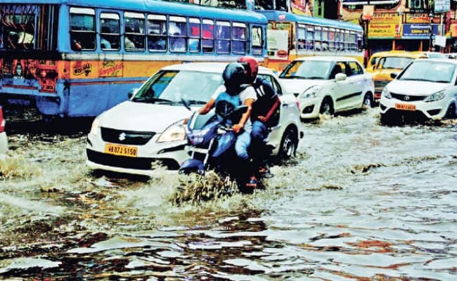 बंगाल : आंधी-बारिश का कहर, हावड़ा के पांच बच्चों समेत 10 की मौत, विमान सेवाएं प्रभावित