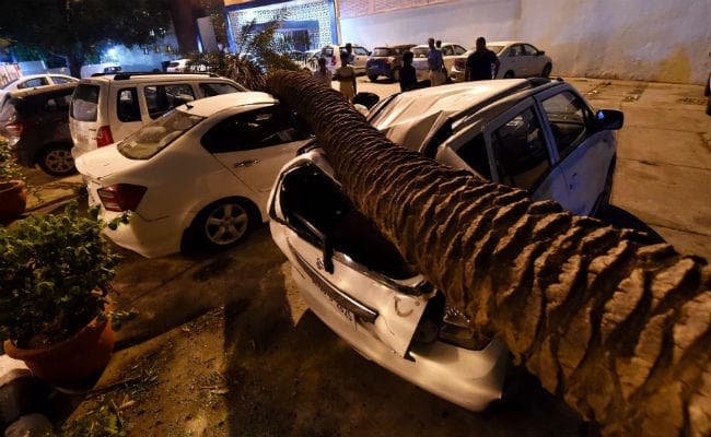 VIDEO: आंधी-तूफान ने देशभर में मचाया कोहराम, 68 लोगों की मौत, आज भी अलर्ट