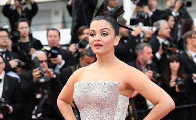 Cannes 2018: ऐश्‍वर्या पर टिकी सबकी निगाह, ऑफ शोल्‍डर गाउन में दिखा ऐसा अंदाज