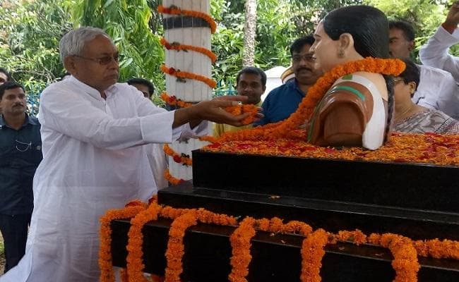 CM नीतीश ने पत्नी मंजू देवी को दी श्रद्धांजलि, देवी स्थान में की पूजा-अर्चना