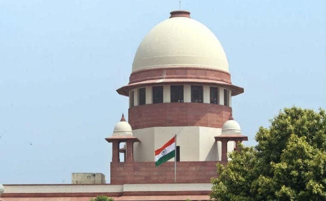 हरे रंग के आधे चांद-सितारे वाले झंडों के खिलाफ सुप्रीम कोर्ट की पीठ करेगी सुनवार्इ