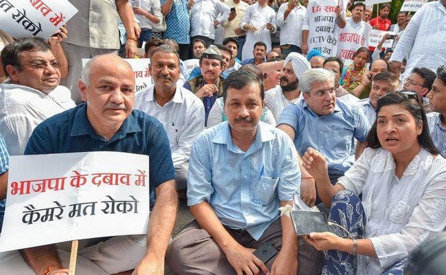 सीसीटीवी कैमरा मुद्दा : केजरीवाल ने कैबिनेट सहयोगियों के साथ किया मार्च, एलजी कार्यालय के नजदीक दिया धरना