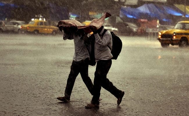 आज भी मौसम खराब रहने के आसार, तस्वीरों में देखें आंधी तूफान का कहर