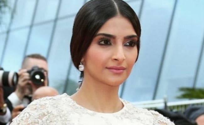 कान्‍स के रेड कारपेट पर ऑफ-व्‍हाइट लहंगे में नजर आईं सोनम कपूर, शादी की मेंहदी भी दिखी