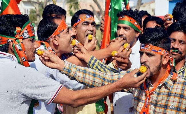 भाजपा कार्यालयों में जीत का जश्न, मोदी - मोदी के नारे और ढोल नगाड़ों में डूबे कार्यकर्ता