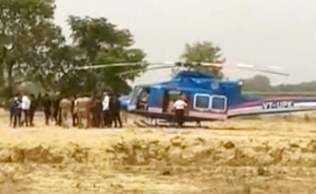 पायलट ने खेत में उतार दिया योगी आदित्यनाथ का हेलीकॉप्टर, सुरक्षित हैं CM योगी