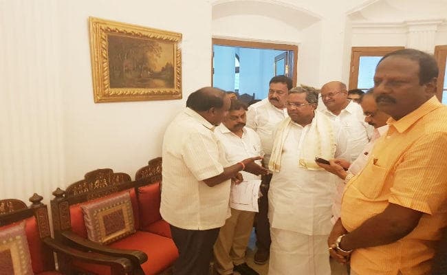 कर्नाटक :  सरकार पर सस्पेंस, गवर्नर से मिले येदियुरप्पा, कुमारास्वामी ने भी दावा पेश किया