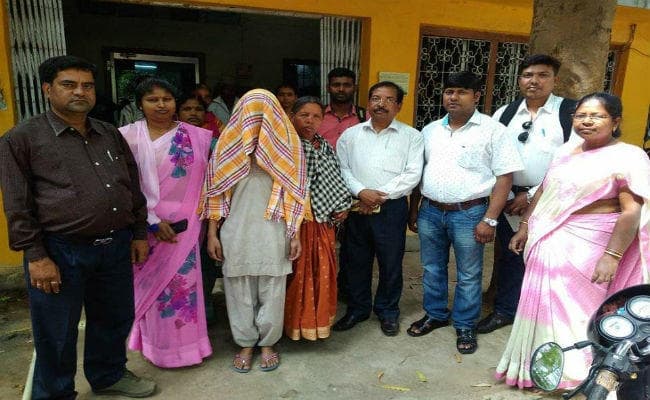 दिल्ली में बेची गयी लड़की हुई विक्षिप्त, सात साल बाद बेटी का हाल देखकर रो पड़ी मां