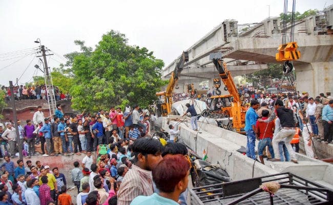 वाराणसी में निर्माणाधीन पुल का एक हिस्सा ढहा, कम से कम 18 लोगों की मौत