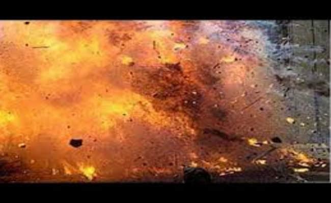 बम विस्फोट में दो लोगों की मौत