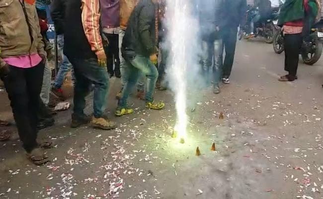 कर्नाटक की जीत पर गया में भी जश्न, भाजपाइयों ने फोड़े पटाखे, खूब बंटीं िमठाइयां