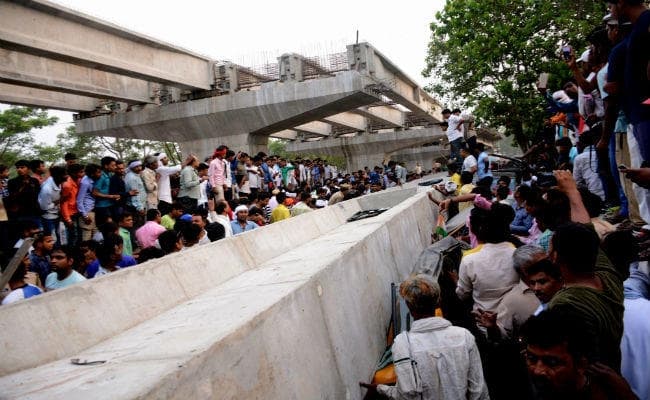 वाराणसी निर्माणाधीन पुल मामले में ब्रिज कॉरपोरेशन के चीफ प्रोजेक्ट मैनेजर सहित चार सस्पेंड