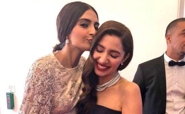 पाकिस्‍तानी एक्‍ट्रेस संग सोनम कपूर की ये तसवीर सोशल मीडिया पर वायरल, ये है वजह