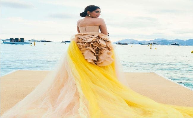 सोनम ने रेड कार्पेट लुक में जीता लोगों का दिल