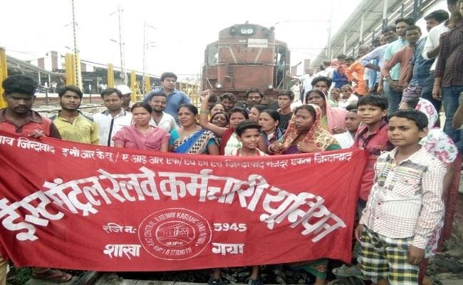 पानी को लेकर महिलाओं ने रोकी ट्रेन, 28 मिनट बाद खुली गया-हावड़ा एक्सप्रेस