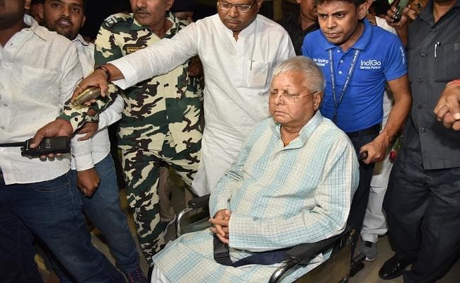लालू पहुंचे पटना, छह सप्ताह बाद फिर जाना होगा जेल