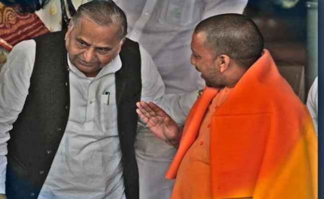 घर बचाने के लिए सीएम योगी से मिले मुलायम सिंह !