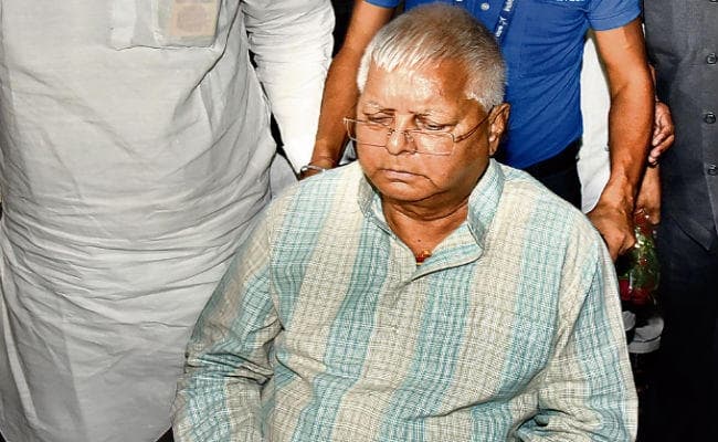 बिहार : 42 दिनों की जमानत पर रिहा हुए लालू, पहुंचे घर, किडनी का इलाज बेंगलुरु के एक निजी अस्पताल में करायेंगे