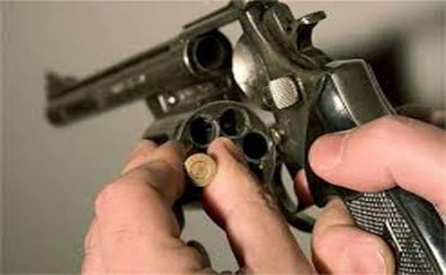 माननीय के साथ हथियार लेकर गर्भगृह में प्रवेश कर रहे अंगरक्षक