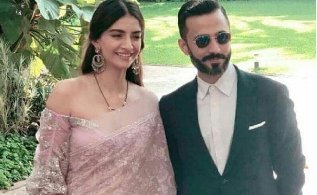 शादी के बाद सरनेम बदलने को लेकर ट्रोल हुई थी सोनम कपूर, बताई वजह, आनंद ने भी बदला नाम