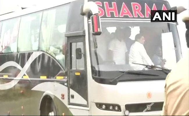 कर्नाटक : कांग्रेस विधायक पहुंचे ईगलटन रिज़ॉर्ट, श्रीरामुलू ने कहा- निर्दलीय MLA हमारे संपर्क में हैं, काम हो जायेगा