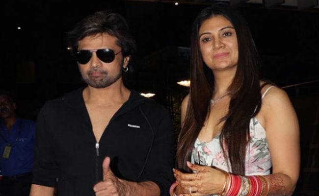 नयी दुल्‍हन संग इस अंदाज में मुंबई एयरपोर्ट पर नजर आये हिमेश रेशमिया, देखें तसवीरें