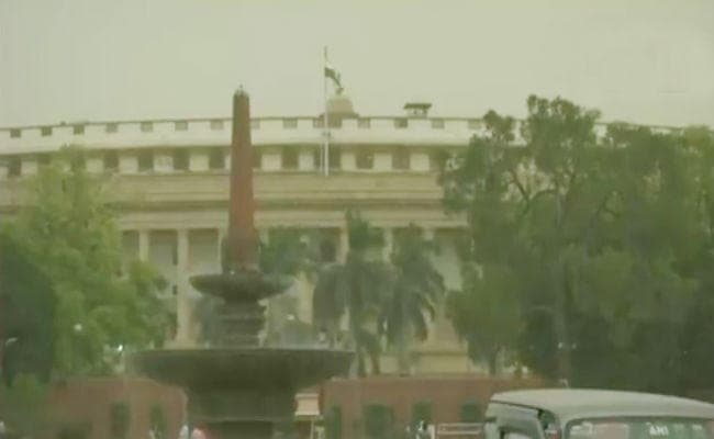 VIDEO : मौसम ने बदली करवट, दिल्ली-एनसीआर में तेज हवा के साथ धूल भरी आंधी