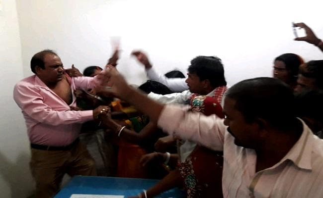 बिहार : हाजीपुर में उग्र ग्रामीणों ने दफ्तर में घुसकर BDO साहब को पीटा, मामला दर्ज