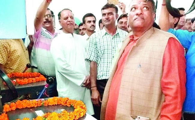 धमाकेदार उद्घाटन! मंत्रीजी के बटन दबाते ही ट्रांसफार्मर में हुआ धमाका