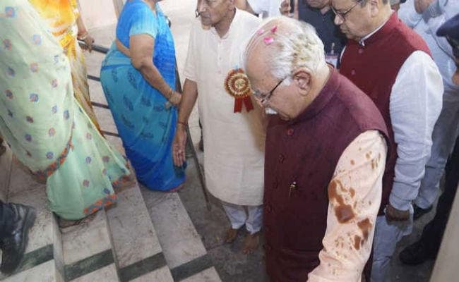 हरियाणा CM मनोहर लाल खट्टर पर युवक ने फेंकी स्याही, पकड़ा गया